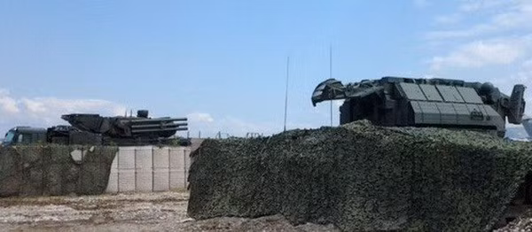  Điểm yếu của Pantsir-S1 được nhìn thấy rõ hơn khi tổ hợp trong tay quân đội Syria bị UAV cảm tử Harop của Israel tiêu diệt ở cự ly gần, cả hai tên lửa 57E6 mà Pantsir-S1 phóng đi đều trượt mục tiêu.