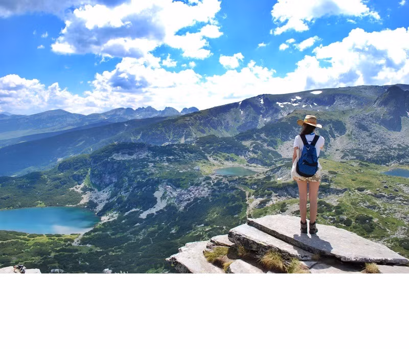  1. Vùng hồ Rila. Người dân địa phương thường nói, nếu trên đời có cảnh đẹp tới mức làm bạn phải nín thở, đó chỉ có thể là khung cảnh bảy hồ Rila. Nếu có thể trèo lên đến hồ cao nhất, hãy chuẩn bị tinh thần để chiêm ngưỡng cảnh toàn bộ bảy hồ cùng sông suối và núi non giữa chúng được phô bày trước tầm mắt bạn. Khi tản bộ quanh những hồ nước nổi tiếng lạnh giá xanh trong như pha lê này, du khách có thể dễ dàng bắt gặp nhiều loài động thực vật hoang dã, những loài chim chóc và hoa cỏ xinh đẹp và quý hiếm trong sách đỏ. Gần vùng hồ này là Tu viện Rila, một di sản UNESCO nổi tiếng ở Bungari rất đáng để ghé thăm.