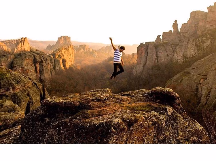  2. Núi đá Belogradchick. Nằm ở chân đồi phía tây của dãy núi Balkan là những khối đá to lớn ngoạn mục được sắp xếp tạo thành núi đá \ Belogradchick. Những tác phẩm điêu khắc đá này trải dài hơn 30km và rộng tới 5km, khối đá cao nhất lên đến 20m. Từng nằm dưới đáy biển, sau đó được chạm trổ bởi các yếu tố tự nhiên trong hơn 20 triệu năm, những cột đá sừng sững đỏ rực này có nhiều hình thù đáng kinh ngạc, nhiều khối mang vóc dáng của những sinh vật huyền thoại, con người, những loài thú và chim chóc. Những khối đá này được hình thành từ đá vôi, đá cuội và đá sa thạch, bạn có thể tự do leo trèo trên các sáng tạo tự nhiên kỳ diệu này, cũng như khám phá bên trong những hang động ẩn mình giữa núi đá. Leo lên đến đỉnh pháo đài đá, phần thưởng cho bạn là tầm nhìn ngoạn mục ở cùng độ cao với khối đá cao nhất. Không chỉ là một di sản của UNESCO, vùng núi đá Belogradchick còn được đề cử là một trong 7 kỳ quan mới của thế giới.