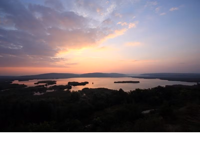  10. Khu bảo tồn thiên nhiên Srebarna. Ở phía đông bắc, gần sông Danube, là khu bảo tồn thiên nhiên Srebarna, một trong những khu bảo tồn thiên nhiên hoang dã đầu tiên của Bungari, là vùng đất ngập nước đầu tiên được bảo vệ hợp pháp trên bán đảo Balkan và được UNESCO công nhận. Những người yêu chim thường tụ hợp về đây để chiêm ngưỡng những con diệc lông tím cùng những chú chim ưng chân đỏ, đây cũng là nơi duy nhất ấp nở bồ nông Dalmatian ở Bulgaria. Nằm trên con đường di chuyển giữa châu Âu và châu Phi, song hồ và cảnh quan ở đây là nơi trú ngụ cho hơn 170 loài chim, trong đó nhiều loài đặc biệt quý hiếm hoặc nguy cấp. Ngoài rất nhiều các loài chim, những con đường đi bộ và tháp quan sát sẽ giúp bạn chiêm ngưỡng được các loài lưỡng cư, loài bò sát và cá, cùng vô số loài thực vật dưới nước xinh đẹp như hoa huệ nước hay hoa tuyết điểm đầm lầy khi đi thăm quan nơi đây. Một thiên đường dành cho những tâm hồn yêu thiên nhiên nói chung và những người yêu chim chóc nói riêng.