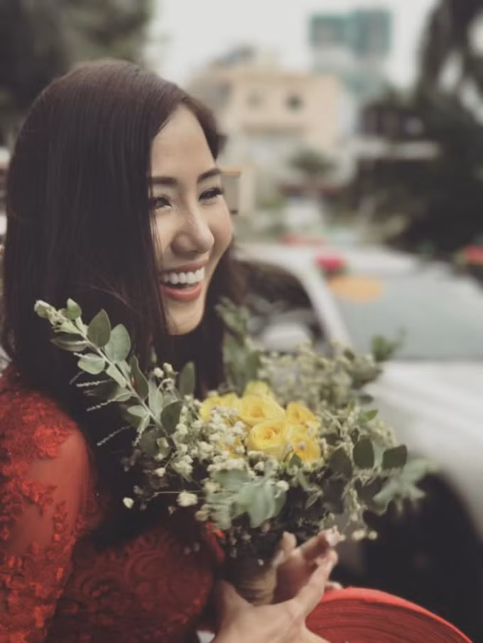 Không quá cầu kỳ và hoành tráng, nhưng vẫn không làm mất đi sự lãng mạn cần có của một màn cầu hôn, đoạn clip sau khi chia sẻ đã nhận được lượt Share “chóng mặt” từ khắp các trang Fanpage lớn nhỏ và những ai yêu thích cũng như ngưỡng mộ tình cảm của cặp đôi.