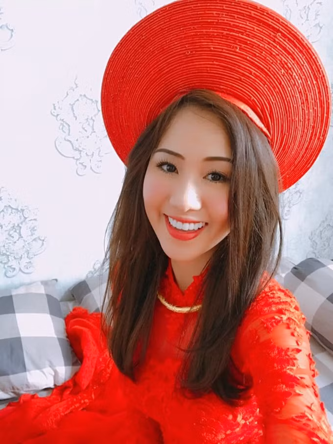 Nhiều cô gái bày tỏ sự ganh tị với nhân vật nữ trong clip và hy vọng bản thân cũng sẽ được cầu hôn như vậy trong tương lai. Bên cạnh đó, hàng loạt lời bình luận chúc phúc cũng được cư dân mạng dành tặng cho cặp đôi "trai tài gái sắc".