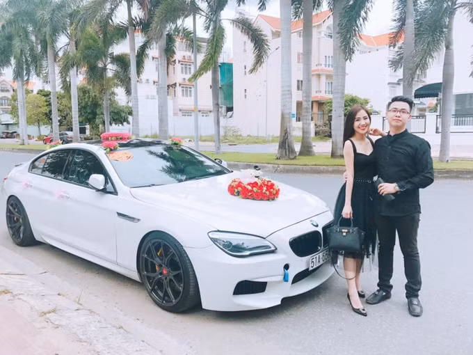 Toàn bộ công tác chuẩn bị khoảng 3 tiếng đồng hồ và có tổng cộng 4 camera “ẩn” luôn theo sát để ghi lại toàn bộ khoảnh khắc. Ngoài ra, trước đó anh chàng cũng đã bí mật nhờ sự giúp đỡ từ phía đồng nghiệp của Quỳnh My để thực hiện một đoạn clip ngắn. Chia sẻ ở cuối clip, Huy Hoàng cho biết khá tiếc nuối khi thời tiết không đủ điều kiện để quay flycam như dự định trước đó, cũng như thời gian quá “cập rập” nên không chuẩn bị kịp hoa hồng để rải khắp phòng. Dù vậy, bằng tình cảm đã được vun đắp trong suốt thời gian hẹn hò và một trái tim chân thành, Huy Hoàng đã nhận được lời đồng ý từ cô nàng Quỳnh My.