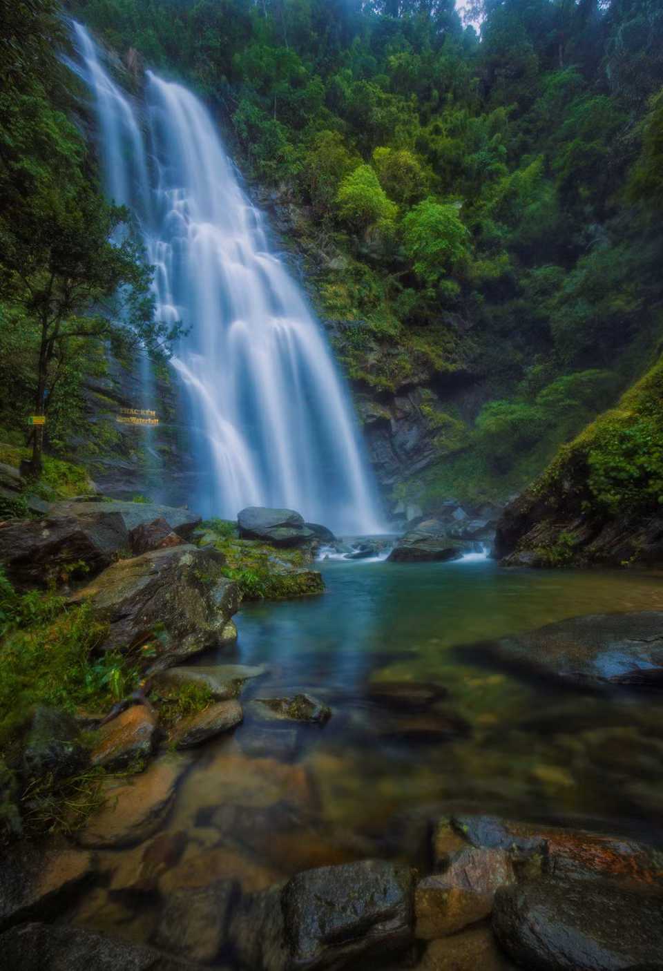 Chân thác có những hồ nhỏ có độ nông, sâu khác nhau, tạo nên bức tranh phong cảnh thiên nhiên tuyệt vời. Về mùa hè, nhiệt độ tại khu vực thác là 20 độ C, rất mát mẻ.
