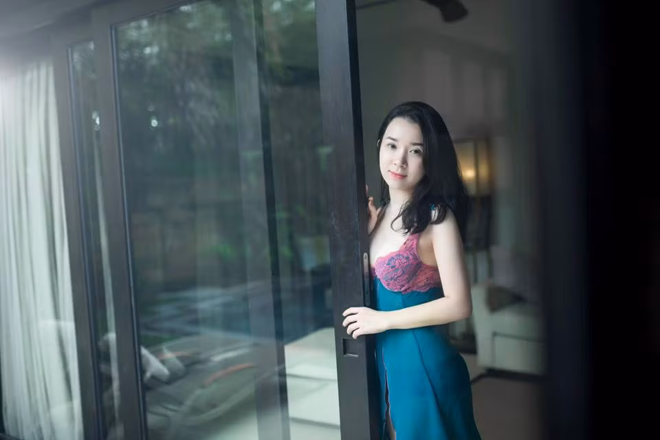 Nhiều cô gái trẻ cũng trầm trồ, không tiếc lời khen ngợi và tỏ ra ngưỡng mộ vẻ đẹp phồn thực, đậm chất Á Đông của cựu nữ sinh Ngoại thương.