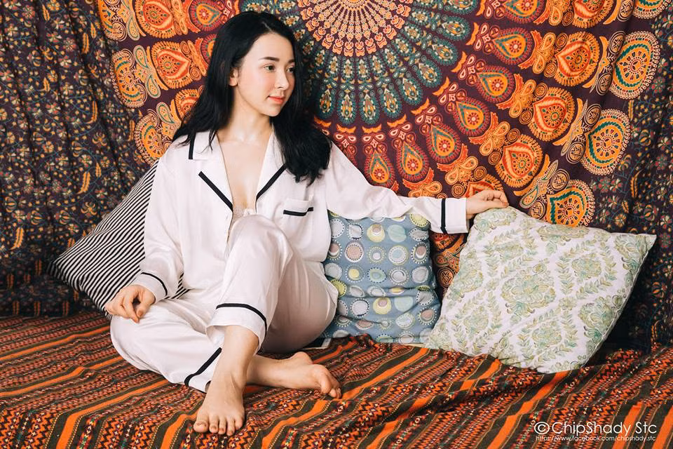 Ngọc Phương là cựu nữ sinh Đại học Ngoại thương Hà Nội. Cô sinh năm 1993 và hiện đang làm việc trong một công ty truyền thông. Ấn tượng đầu tiên về Ngọc Phương trong mắt nhiều bạn trẻ, cư dân mạng là khuôn mặt xinh đẹp, một chút bầu bĩnh đậm chất Á Đông.