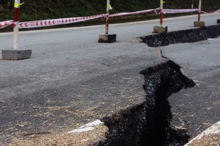 Theo ông Lâm, giải pháp lâu dài đã được tính đến, cụ thể là, chỉnh tuyến về ta luy dương (khoét đường về phía núi).