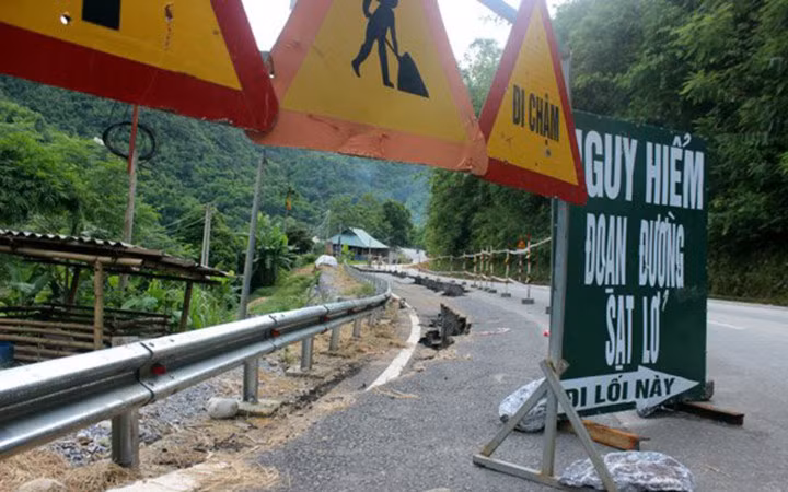 Bên cạnh đó, sử dụng tường chắn bê tông cốt thép giữ ta luy âm, không để nền đường bị sụt thêm.