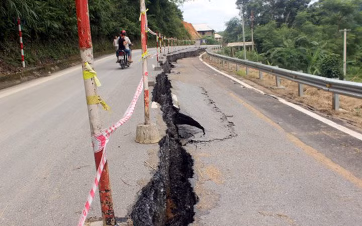 Ông Lâm cho hay, trước mắt Ban QLDA sẽ kiểm tra và cho đắp nền đường theo hướng sạt lún đến đâu bù đắp nền đến đó. Còn về lâu dài phải khảo sát địa chất và đưa ra giải pháp cụ thể.