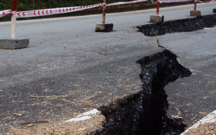 Ông Nguyễn Xuân Lâm, Phó giám đốc Ban QLDA Thăng Long, đại diện chủ đầu tư dự án cho hay, để tìm ra nguyên nhân dẫn đến sụt lở QL 217 cần phải khảo sát qua kiểm tra khoan thăm dò lòng đất nền đường.