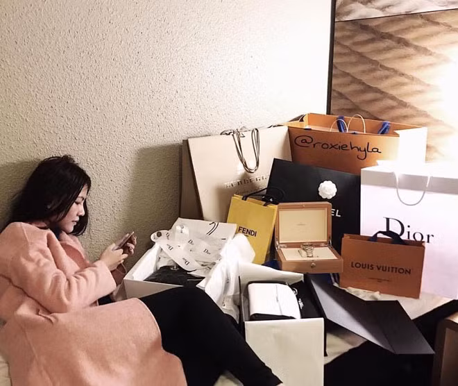 Cũng như con nhà giàu trên thế giới, thú ăn chơi của giới trẻ Việt không phải nhân dịp đặc biệt nào như kỳ nghỉ hè hay lễ giáng sinh… Đó là cuộc sống hàng ngày của họ, cuộc sống mà siêu xe, hàng hiệu và tiệc tùng được cập nhật từng giờ.