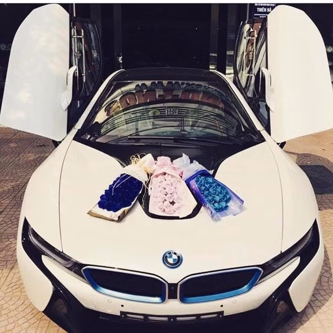 Một thiếu gia chuẩn bị hoa đẹp, xế xịn để đón bạn gái đi hẹn hò.