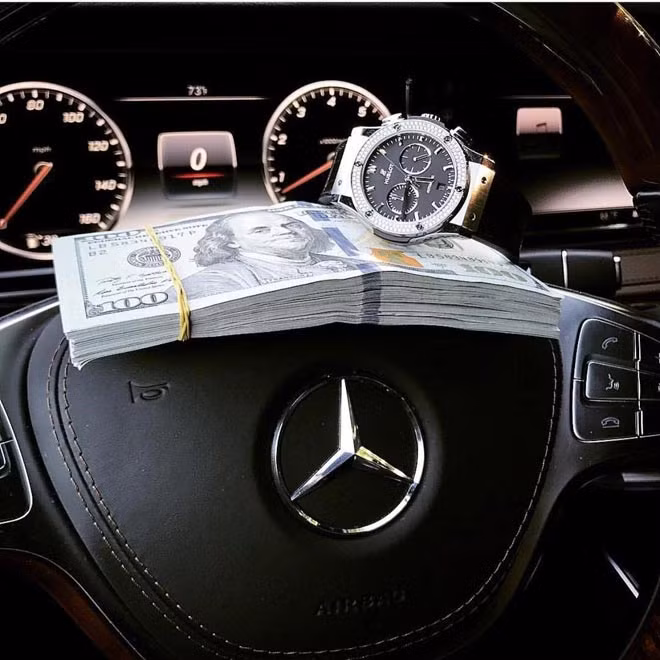 Cậu ấm dày công sắp xếp hình ảnh thể hiện cuộc sống sang chảnh của mình.