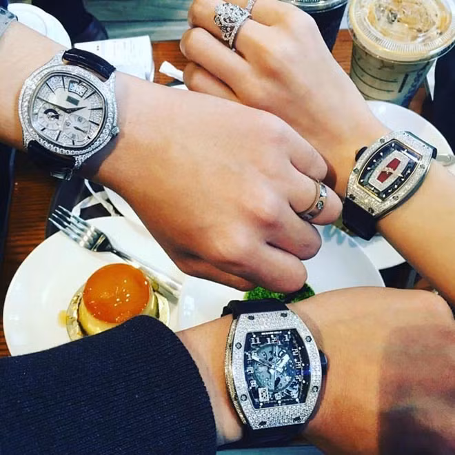 Không chỉ tận hưởng, con nhà giàu Việt còn rất biết cách khoe mẽ cuộc sống lắm tiền nhiều của của mình.