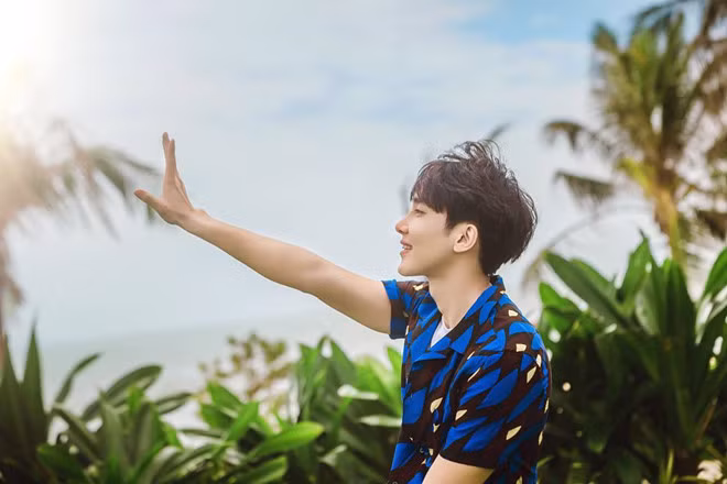 Vào tháng 6, chàng hot boy Hàn Quốc "gây bão" mạng khi cover ca khúc Phía sau một cô gái bằng cả tiếng Việt và tiếng Hàn.