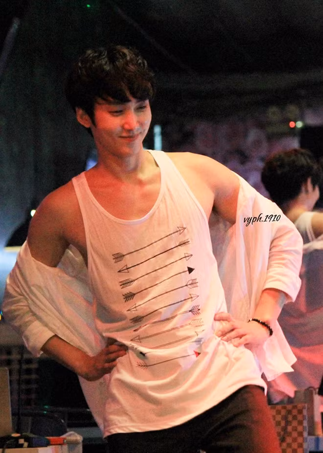 Chàng trai nhận được nhiều sự quan tâm là Juni, tên tiếng Hàn là Choi Won Joon. Anh hiện là ca sĩ hoạt động tại Việt Nam. Năm 2013, Juni đã ra mắt trong vai trò là thành viên nhóm nhạc M-TIFUL. Đến cuối năm 2016, anh tách ra làm ca sĩ solo.