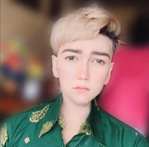 Không chỉ vậy, việc thẩm mỹ còn khiến công việc của Musa trở nên tồi tệ. Anh hiện đang kinh doanh một dòng mỹ phẩm làm đẹp da có tiếng ở quê nhà, quảng cáo tác dụng của chúng rất tốt.