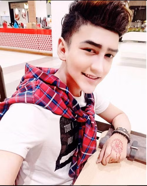 Musa mắc bệnh thuỷ đậu từ năm 16 tuổi, da của anh sau đó chi chít đầy sẹo. Hot boy nung nấu ý định "thay da đổi thịt" đã lâu và quyết định thực hiện phẫu thuật để tự tin hơn trong giao tiếp và tìm kiếm cơ hội việc làm tốt.