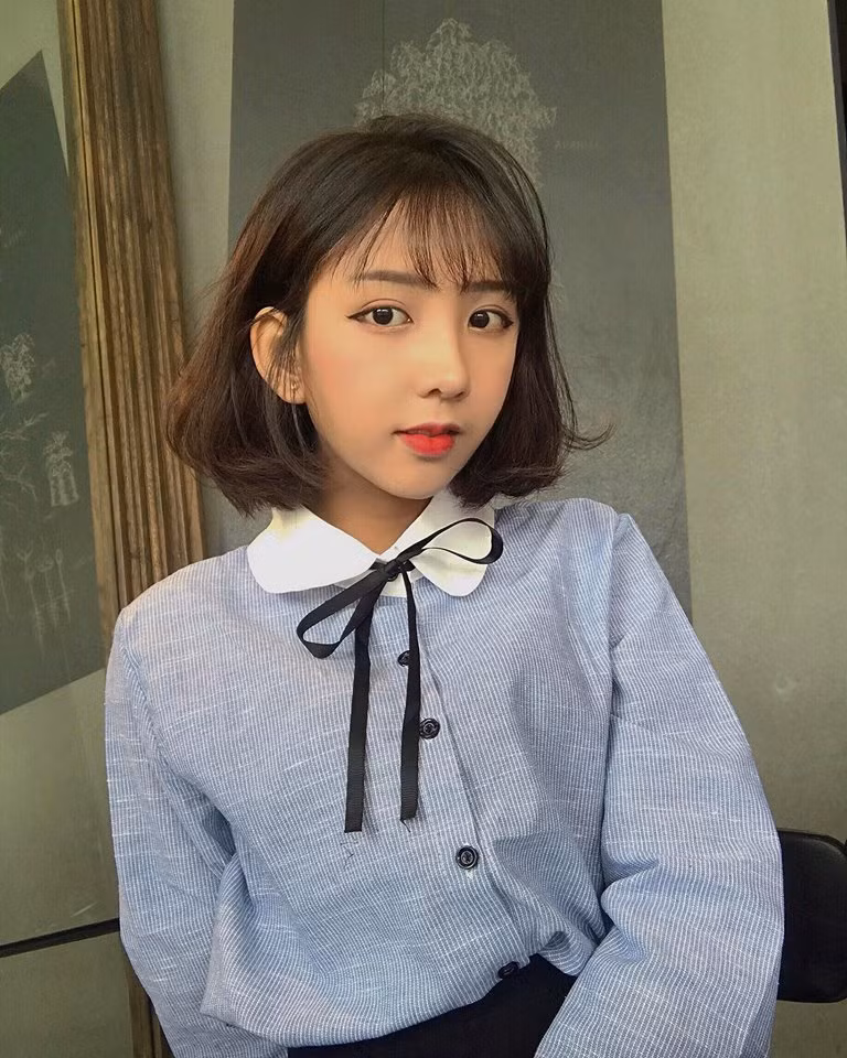 Nhi còn nổi tiếng trên diễn đàn mạng nhờ các clip hát nhép siêu đáng yêu của mình. Hiện tại facebook cô nàng đã có hơn 250 nghìn lượt theo dõi.