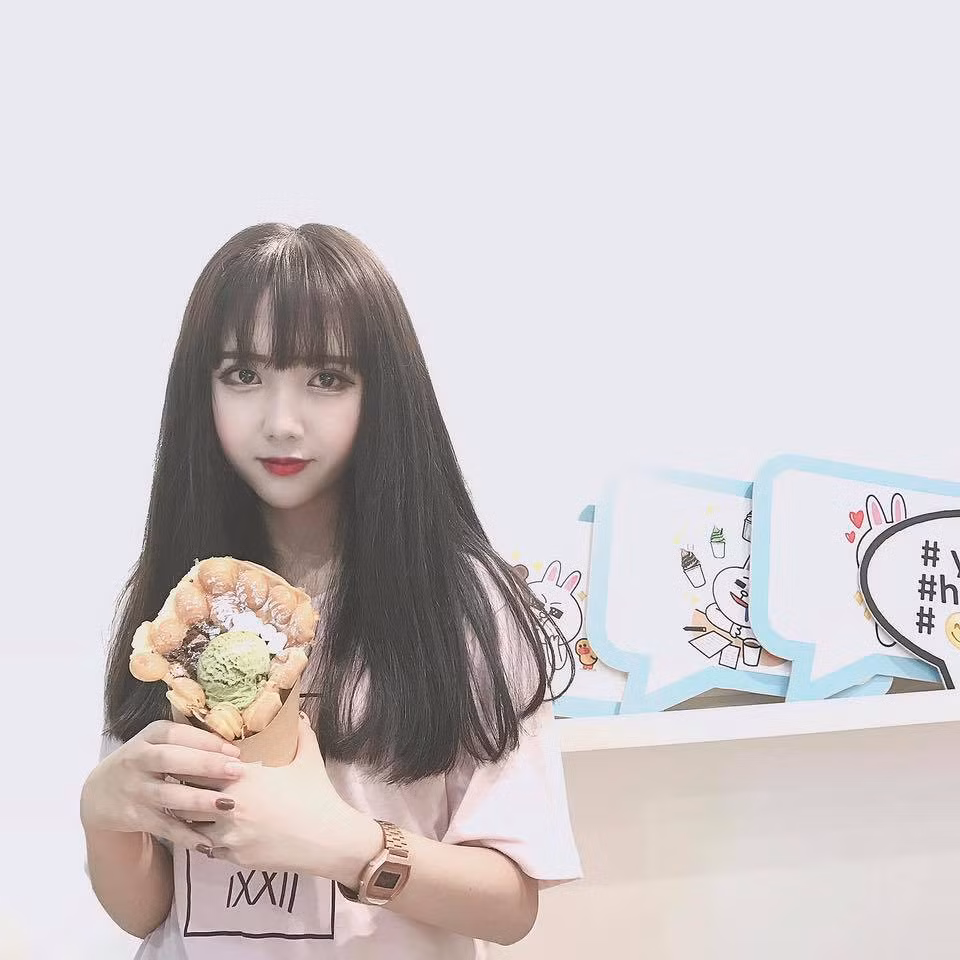 Uyên Nhi sở hữu một gương mặt thanh tú, đôi mắt to đen tuyền, long lanh “hút hồn” người đối diện.