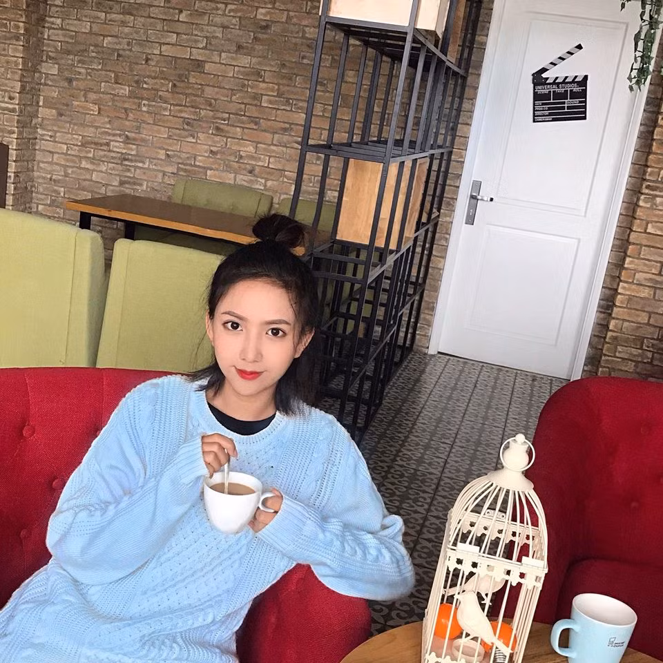 Bình thường cô nàng luôn chọn phong cách nữ tính có phần “bánh bèo”.