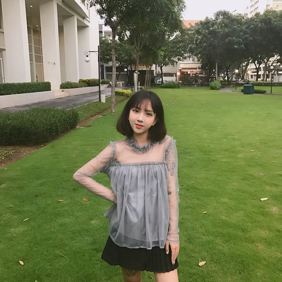 Tuy nhiên những khi đi dự tiệc thì Uyên Nhi lại chọn cho mình phong cách sang trọng, hợp thời.