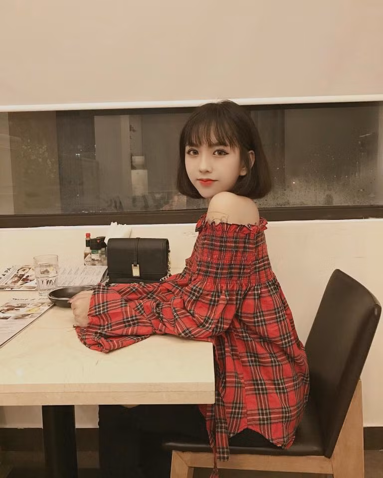 Tuy tuổi còn nhỏ nhưng Uyên Nhi tỏ ra là một cô nàng khá bản lĩnh và có niềm đam mê kinh doanh. Được biết ngay khi học lớp 8, Nhi đã tập tành kinh doanh các mặt hàng nhỏ như: kẹp tóc, móc khóa, lens, son…