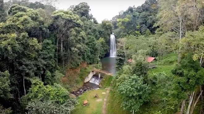 Măng Đen là một trong hai cao nguyên nổi tiếng của tỉnh Kon Tum, là vùng đất “3 hồ, 7 thác”. Đến Măng Đen cũng yêu thích không khí mát lành, quanh năm se lạnh như dạng khí hậu ôn đới ở đây khiến người ta vô cùng dễ chịu. Thiên nhiên thơ mộng với đặc trưng là các đồi thông cao vút, vẻ lãng mạn hữu tình hiếm có của vùng đất cao nguyên hay thác nước Pa Sỹ hùng vĩ ào ạt tuôn chảy…