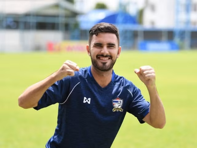 Được biết, ở Thái Lan, HLV Salvador Garcia được giới trẻ nước này rất yêu mến, đặc biệt là phải nữ.