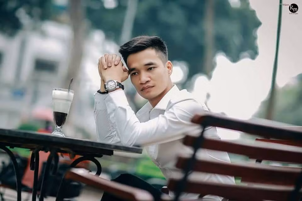 Còn về cử chỉ ân cần, quan tâm con trai của Bella, Lệ Rơi cho biết anh chỉ lo lắng khi thấy đứa trẻ nhỏ bé, tím tái và "chỉ nằm im ngủ", không có chuyện Lệ Rơi quan tâm đứa bé là vì anh là bố đẻ của nó như nhiều người đồn thổi trên mạng. Sau khi tình cờ gặp, Lệ Rơi và một vài người bạn của anh còn cho Bella đi nhờ xe về khách sạn ở Hà Đông, Hà Nội. Hai bức ảnh đều do bạn của Lệ Rơi chụp với mục đích trêu đùa nhưng sau đó đã vô tình tạo ra "sóng gió" trên mạng xã hội.