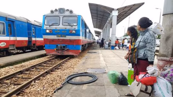 De nghi sa thai nhan vien ngu quen khien tau suyt dam nhau