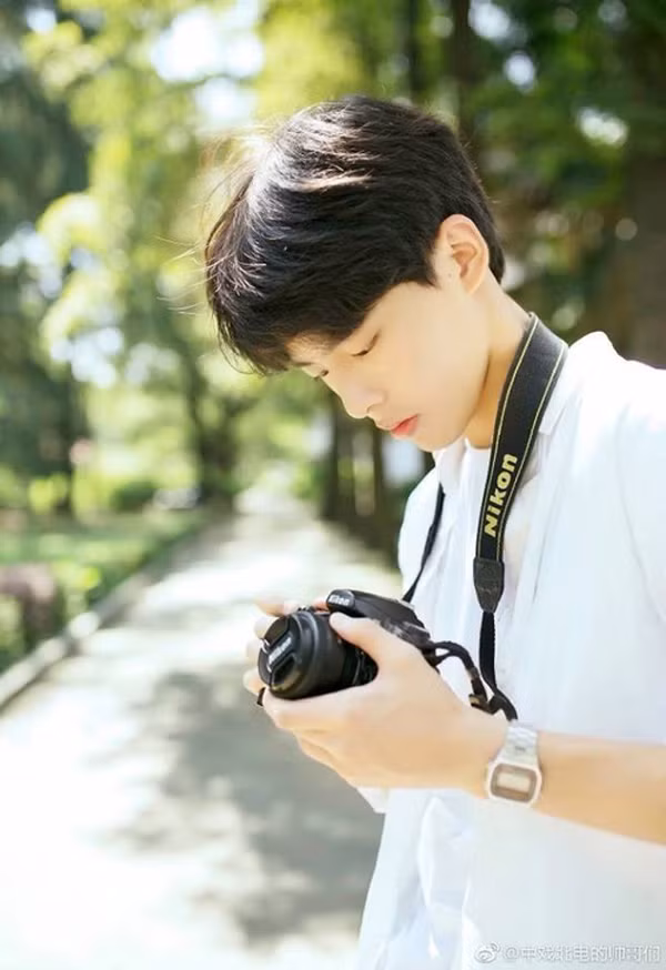 Trương Tử Kiện chiếm cảm tình của cộng đồng mạng nhờ ngoại hình sáng sủa, mái tóc bồng bềnh quyến rũ.