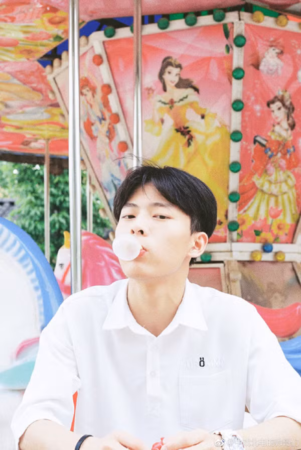 Tài khoản Weibo của anh chàng cũng nhanh chóng được tìm ra và thêm rất nhiều hình ảnh khác của anh chàng được chia sẻ như hình tượng mẫu mực của chàng trai soái ca chung tình.