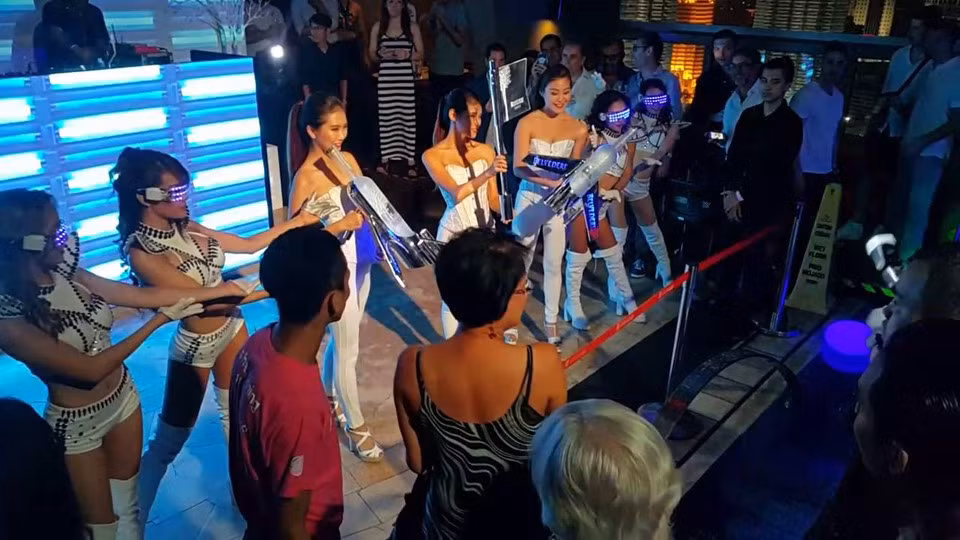  15. Sky bar:Nơi này được mệnh danh là thế giới ngầm của giới dân chơi Malaysia. Đây là nơi thực sự náo nhiệt về đêm, không chỉ thu hút quý ông, mà ngay cả nữ du khách cũng bị hấp dẫn khi tới ngắm nhìn những cô gái trẻ đẹp từ khắp nơi đổ về.