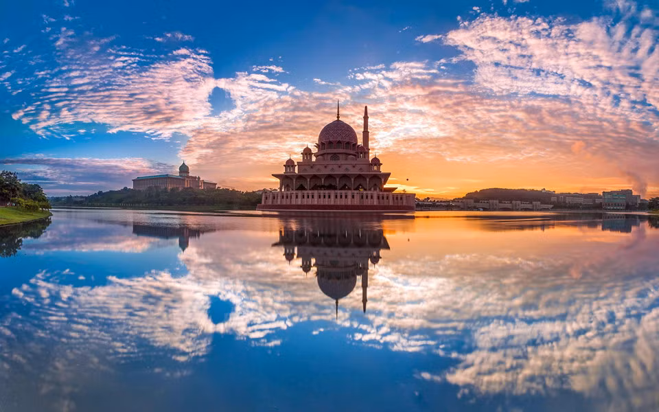  13. Thánh đường Quốc gia (Putra Mosque): Sẽ rất đáng tiếc cho du khách nếu không ghé thăm nơi đây. Khu thánh đường với kiến trúc nghệ thuật Hồi giáo vô cùng độc đáo. Putra Mosque nằm gần hồ nhân tạo Putrajaya và văn phòng của Thủ tướng Malaysia trong thành phố mới Putrajaya. Đây là nơi cầu nguyện linh thiêng vì thế du khách tới đây cần ăn mặc kín đáo và trang nghiêm. Ảnh: Reddit.