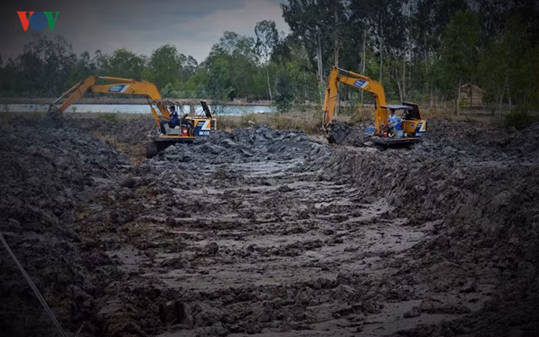 Công việc chuẩn bị trước khi thả giống rất công phu, với khoản đầu tư có thể lên tới bạc trăm triệu cho mỗi ao chỉ 2.000 – 3.000 m2.