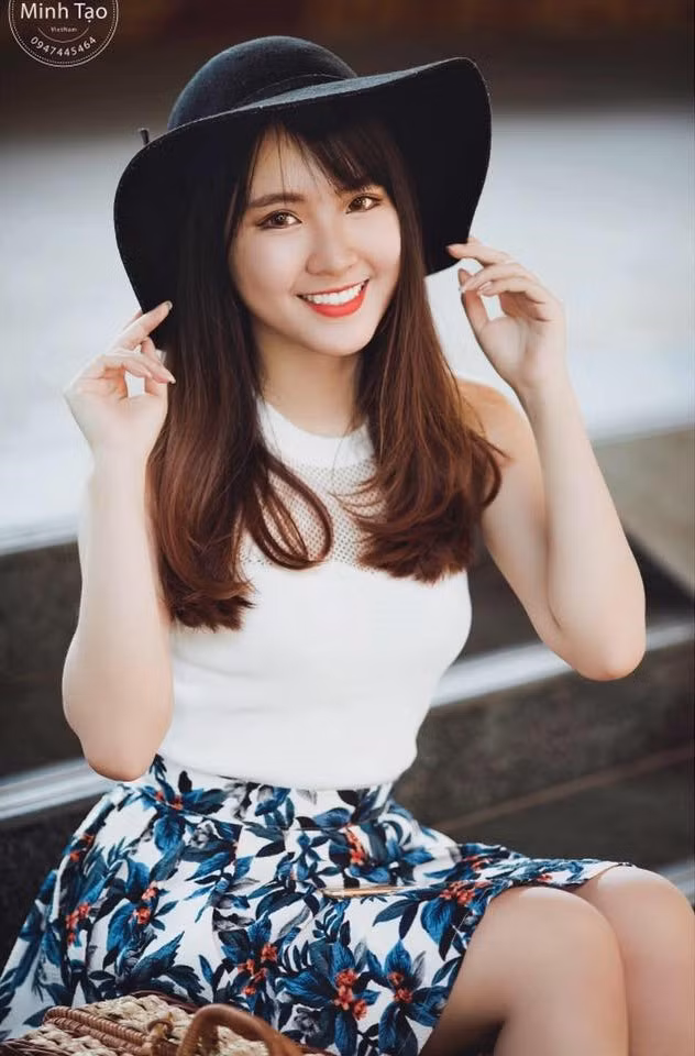 Chia sẻ về phong cách thời trang của bản thân, Huệ Châu bày tỏ: “Thật ra mình là người rất sôi nổi và nhiệt huyết, đặc biệt là rất “máu” đến nỗi bạn bè hay bảo mình "là một thằng con trai”. Chính vì bản thân quá cá tính nên mình luôn chọn phong cách thời trang nhẹ nhàng, bánh bèo một tí như để cân bằng và “giấu đi cái tôi” của mình vậy.