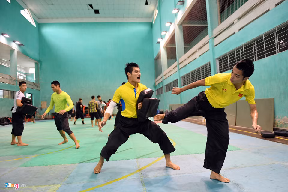 Bên kia bức tường phòng tập của đội taekwondo, tuyển pencak silat cũng không chịu thua kém đồng nghiệp, đang nỗ lực hết sức mình trong các buổi tập. Ở nội dung thi đấu đối kháng, đáng tiếc khi năm nay một số hạng cân không được tổ chức nên các nhà vô địch như Diệp Ngọc Vũ Minh (50 kg nam) và Hoàng Thị Loan (60 kg nữ) không có cơ hội tham dự.
