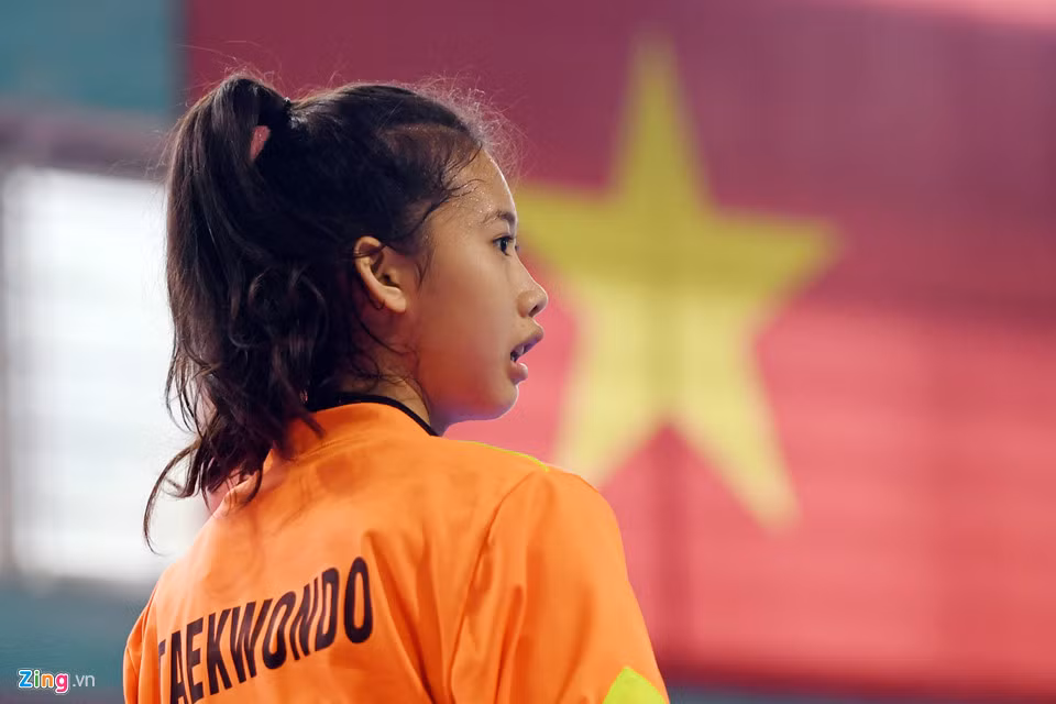 Một ngôi "sao mai" sát cánh cùng Kim Tuyền tại tuyển QG đó là nữ võ sĩ trẻ người An Giang năm nay mới tròn 16 tuổi, Hồ Thị Kim Ngân. Với chiều cao tới 1,74 m và chỉ thi đấu ở hạng đối kháng 41 kg, Kim Ngân tuy mảnh khảnh nhưng sở hữu những đòn chân có ưu thế tuyệt đối và từng đoạt HCV tại giải vô địch taekwondo trẻ và cadet châu Á 2015.