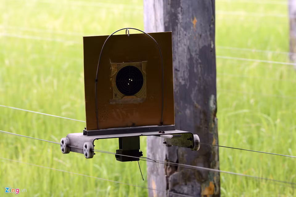 Mặc dù bắn súng Việt Nam đã vươn tầm thế giới, tuy nhiên trường tập bắn số 1 quốc gia vẫn sử dụng bia bắn bằng giấy, trong khi các cuộc thi quốc tế đã sử dụng bia bắn điện tử từ khá lâu. Đây là hạn chế cũng là điểm mạnh của các VĐV khi nỗ lực khắc phục được các khó khăn trong tập luyện và giành thành tích cao trong thi đấu thực.