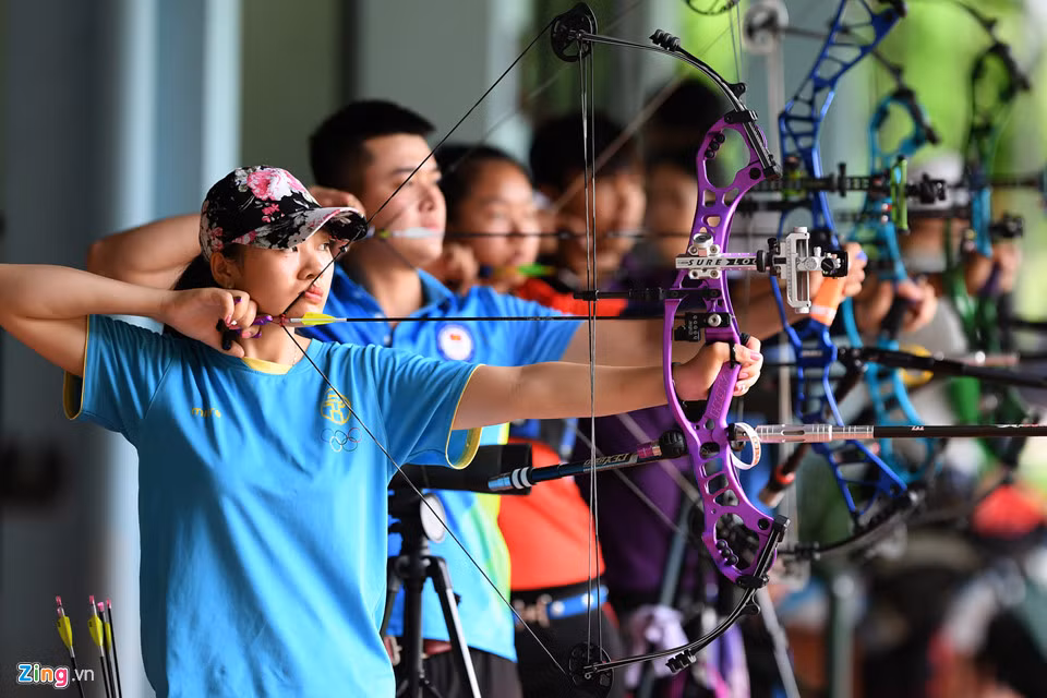 Đội tuyển bắn cung hiện có 16 VĐV được tập trung, trong đó cung 1 dây đang đi tập huấn tại Hàn Quốc, còn cung 3 dây vẫn sẽ tập luyện tại trung tâm. Cung 3 dây sẽ là nội dung thi đấu sớm nhất SEA Games cùng với bóng đá và bóng nước.