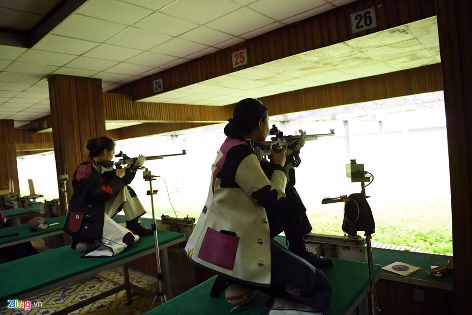 Trong khi ngôi sao Olympic ở nội dung súng ngắn là Hoàng Xuân Vinh đang bận tập huấn ở Ấn Độ, các xạ thủ ở nội dung súng trường cũng đang đều đặn "nhả đạn" tại Nhổn để chuẩn bị cho đại hội thể thao khu vực.