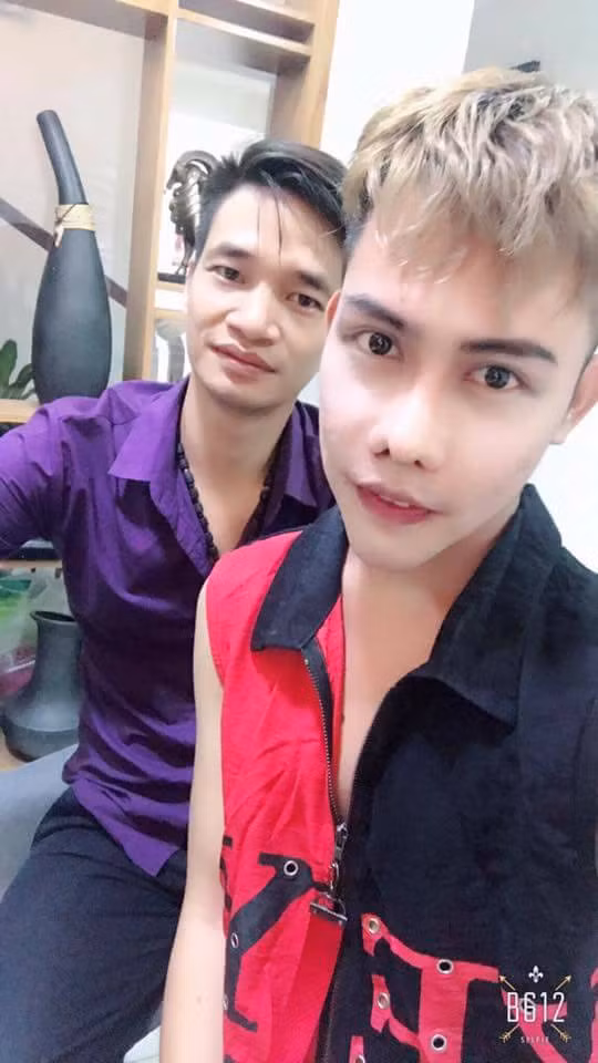 Phẫu thuật thẩm mỹ, "đập mặt đi xây lại" dường như đang là một công việc được rất nhiều nhân vật nổi tiếng trên mạng xã hội thực hiện trong thời gian gần đây. Khởi đầu bằng quãng thời gian "làm mưa làm gió" trên mạng với những hình ảnh "kém sắc", về sau những gương mặt như Bà Tưng, Mon 2k hay... Tùng Sơn đều quyết định làm phẫu thuật thẩm mỹ để thay đổi ngoại hình hoàn toàn. Sau Tùng Sơn - người phẫu thuật thẩm mỹ để thoát khỏi ngoại hình bị cho là "thảm họa", mới đây Lệ Rơi - Nguyễn Đức Hậu là cái tên tiếp theo gây xôn xao cộng đồng mạng khi quyết định "tân trang nhan sắc" bằng dao kéo.