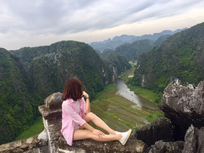 Trên đỉnh núi cao du khách có thể phóng tầm mắt xuống cánh đồng rộng mênh mông tạo cảm giác khoan khoái dễ chịu.