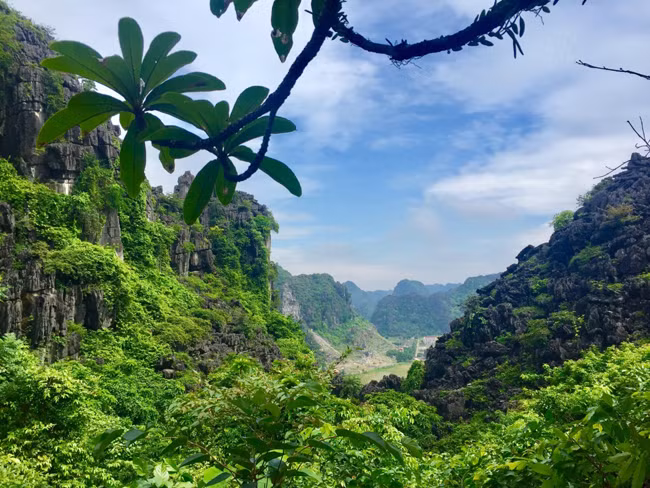 Khung cảnh nối giữa hai đỉnh núi.