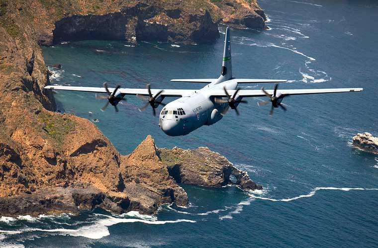 Máy bay săn ngầm SC-130J sử dụng khung gầm cơ sở máy bay vận tải C-130J Super Hercules – biến thể mới nhất của dòng C-130 huyền thoại. So với C-130 đời cũ, C-130J được cải tiến mới về hệ thống động lực, hệ thống điện tử hàng không và một số thay đổi khác đem lại hiệu suất hoạt động tốt hơn với thế hệ C-130E/H. Cụ thể, tầm bay xa hơn 40%, tốc độ cao hơn 21%, khả năng cất cánh ngắn tốt hơn.