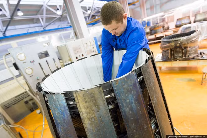 Kỹ thuật viên hoàn thiện phần ống xả cho động cơ. Bộ phận này chịu nhiệt độ rất cao nên phải chế tạo bằng các vật liệu chịu nhiệt.