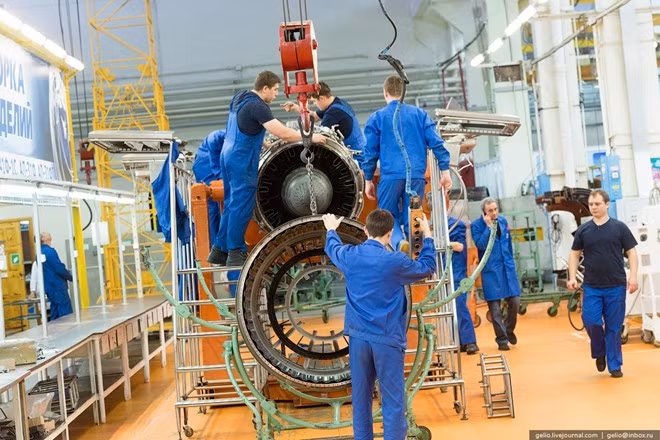 Các kỹ thuật viên đang lắp ráp tổng thể động cơ cho tiêm kích Su-35.