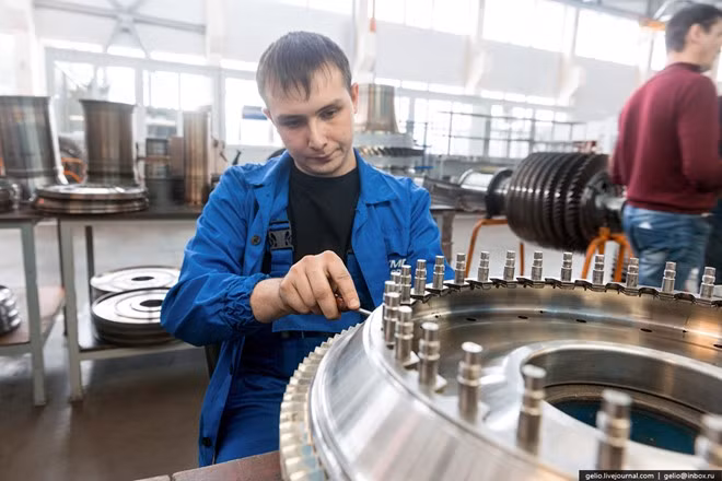 Một công nhân lắp cánh quạt của tuabin. Theo nhà sản xuất, đây là công đoạn tốn rất nhiều thời gian và chỉ có các kỹ thuật viên nhiều năm kinh nghiệm mới có thể đảm nhận.