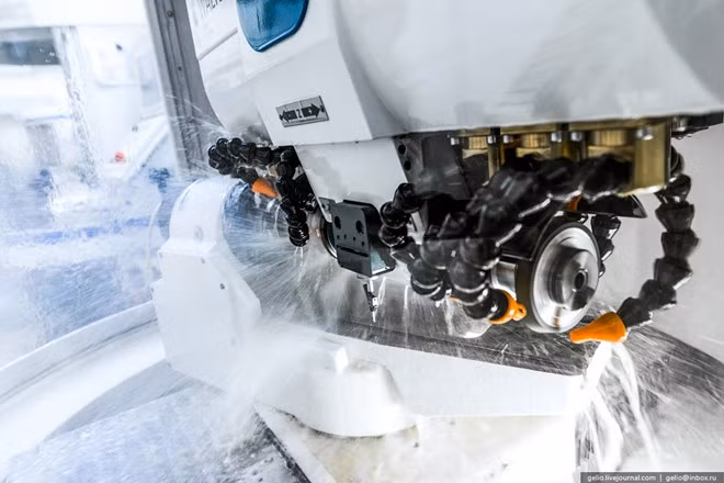 Phần lớn quá trình sản xuất được thực hiện bằng các máy CNC công nghệ cao nhằm đảm bảo độ chính xác cho các linh kiện. Quá trình gia công các linh kiện của một động cơ có thể kéo dài từ 2 đến 3 tháng.